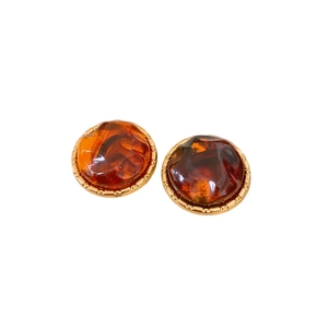 Retro round resin earrings with amber texture and gold frames in a 45-degree view