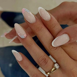 Unghie Finte A Mandorla French Tip Base Rosa Nude Piccoli Fiori Plastica ABS Unghie Artificiali Stile Elegante Per Donne