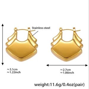 Vue détaillée des boucles d'oreilles dorées géométriques avec dimensions et poids