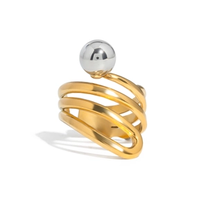 Dettaglio di un anello a spirale in acciaio dorato con una perla d'argento lucida