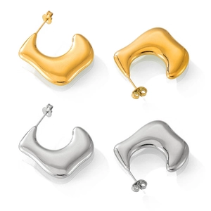 Orecchini a C in acciaio inossidabile placcato oro 18K PVD con texture a pieghe