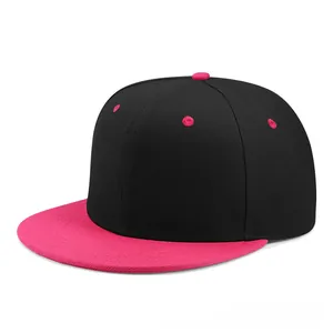 Dettaglio del cappello hip-hop con occhielli rosa e cuciture su tessuto twill nero