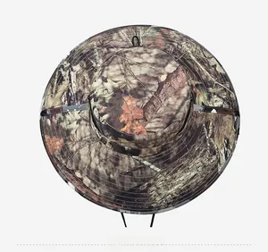 Vista dall'alto del cappello boonie mimetico con motivo foglia 3D e cinturino regolabile