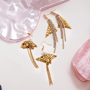 Detail of 18K gold stainless steel fringe earrings with white zircon and pearls