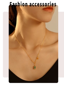 Detalle de collar chapado en oro 18K con colgante cuadrado de malaquita en una modelo