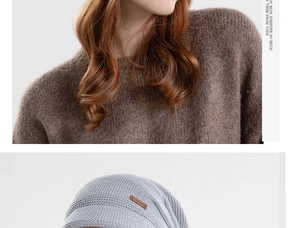 Detailweergave van de bruine gebreide trui textuur en lichtblauwe winter muts