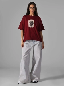 Λεπτομέρεια από μπορντό βαμβακερό t-shirt με ρετρό τύπωμα φύλλων δάφνης Detroit