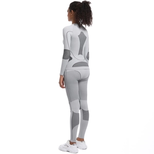 Détail d'un ensemble de sport gris élastique avec des lignes géométriques noires