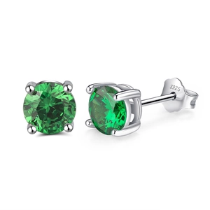 Macro détaillée de boucles d'oreilles en argent S925 avec cristaux verts de taille ronde