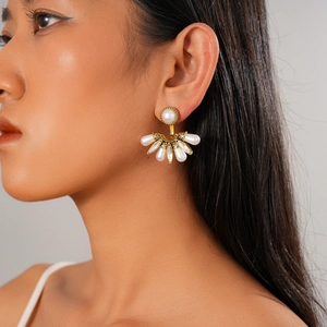Détails de boucles d'oreilles baroques en éventail avec perles et cristaux sur mannequin