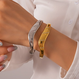 Gros plan de bracelets sculpturaux en acier inoxydable avec incrustation de diamants