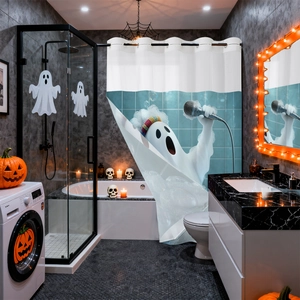 Dettaglio della tenda da doccia Halloween con fantasma cantante in un bagno decorato