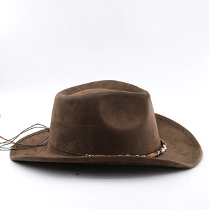 Détail de chapeau de cowboy marron en daim avec bande de perles ethniques et cordon noir