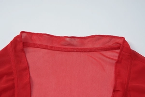 Vue macro détaillée de la texture du tissu en maille rouge et des coutures du décolleté