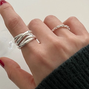 Detailansicht des unregelmäßigen 925 Silber Rings mit polierter Oberfläche auf der Hand