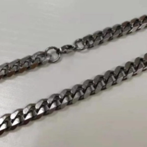 Chaîne cubaine classique en acier inoxydable argenté pour homme au fini métallique