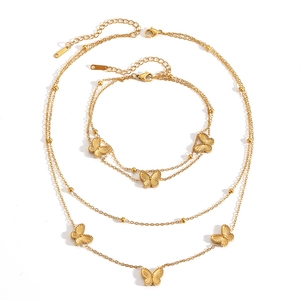 Parure bijoux en acier doré avec pendentifs papillon et design perlé multicouche