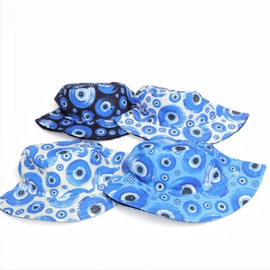 Set di quattro cappelli a secchiello reversibili con stampa evil eye in nero e blu