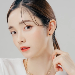 Minimalist S999 silver black teardrop stud earring worn by model in studio shot