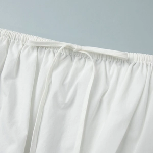 Gros plan détaillé de la taille élastique blanche avec cordon réglable sur le short