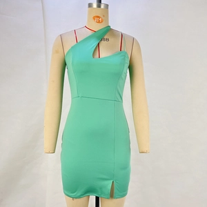 Détail d'une robe moulante vert menthe avec découpe en goutte d'eau et coupe asymétrique
