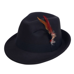 Dettaglio del cappello fedora nero in feltro con piume colorate e nastro decorativo