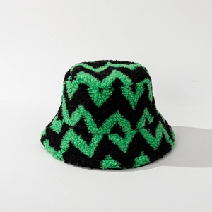 Détail de la texture épaisse en laine d'agneau rayée du bob noir et vert fluo