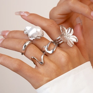 Detail von Silberring-Set mit Barockperle und floralen Motiven an der Modelhand