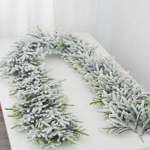 Ghirlanda di cedro floccata nordica con effetto neve per decorazioni natalizie