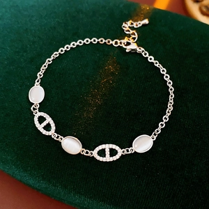 Détail d'un bracelet en argent avec opales ovales et maillons sertis de zircons sur velours