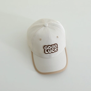 Atmungsaktive Kinder-Netzkappe in Creme mit GOOD LUCK Stickerei und gebogenem Schirm