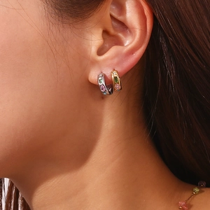 Détail de boucles d'oreilles créoles avec zircons colorés et finition plaqué or 18K