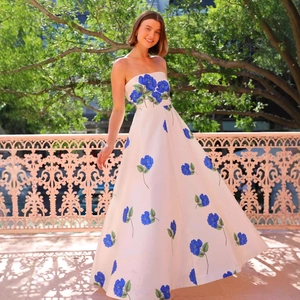 Elegantes trägerloses Satinkleid mit blauem Blumendruck und A-Linie Maxi-Silhouette