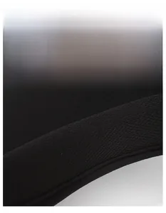 Dettaglio della fascia antisudore in mesh nero traspirante con cuciture fini per visiera