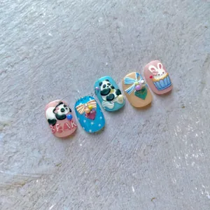 Gros plan de stickers 5D en relief pour ongles avec panda, lapin et nœuds mignons