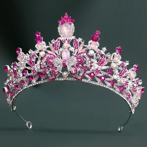 Detailansicht der silbernen Krone mit rosa Kristallen und Schleifen-Design