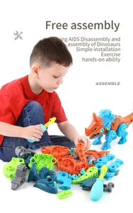 Vista dettagliata di un bambino che assembla un giocattolo dinosauro fai-da-te da 6 pezzi