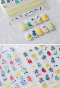 Détail de stickers à ongles 3D en relief avec chats de dessins animés et pattes