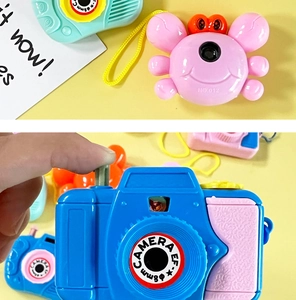Detail von kreativen rosa Krabben- und blauen Spielzeugkameras mit gelben Schlüsselbändern