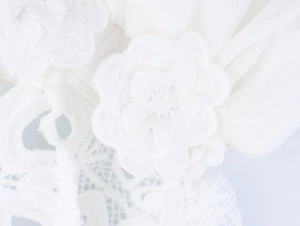Détail macro de dentelle et tulle blanc avec broderie florale en relief