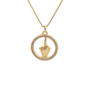 Dettaglio della collana d'oro con ciondolo circolare e gesto del dito medio alzato
