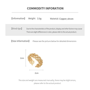 Vue détaillée de la bague fleur évidée plaquée or 18k avec spécifications de zircone