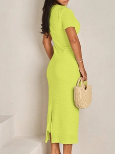 Detailansicht des gelben Bodycon-Kleides mit strukturierter Textur und Gehschlitz am Rücken