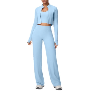 Ensemble de yoga 3 pièces bleu clair avec veste zippée, débardeur et pantalon
