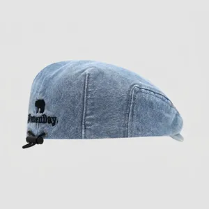 Dettaglio cappello di jeans per bambini con ricamo a orso e cordino regolabile