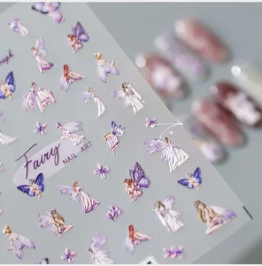 Vue macro de stickers d'ongles 3D gaufrés avec motifs de fées et fleurs couleur lavande