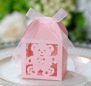 Dettaglio della scatola di caramelle rosa tagliata al laser con orso e nastro
