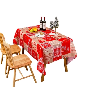 Nappe de Noël festive rouge et beige avec motifs de rennes et de flocons de neige