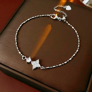Vue détaillée du bracelet en argent avec étoile en zircon sur boîte à bijoux