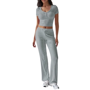 Set casual Y2K da donna con top grigio a maniche corte e pantaloni svasati grigi
